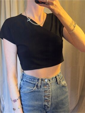 Black Cropped V-Neck Short Sleeve Top